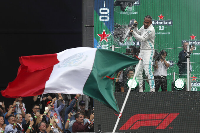 Hamilton pezsgőjéből kaptak a mexikóiak is (Fotó: Beta/AP)