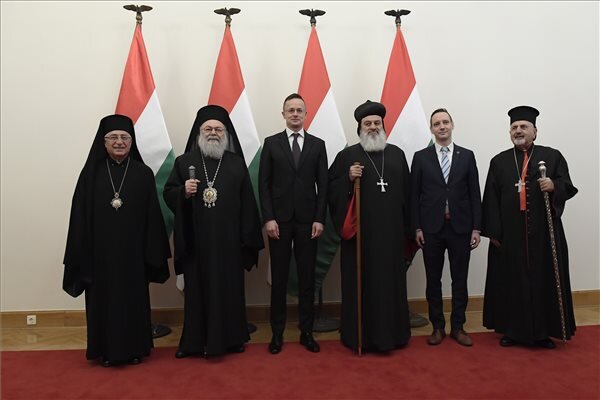 Szíjjártó Péter és Azbej Tristan a közel-keleti keresztény egyházak vezetőivel (Fotó: MTI)