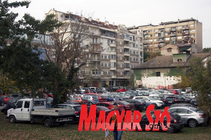 Hamarosan rendezik a Munkás utcai kavicsos parkolót (Dávid Csilla felvétele)