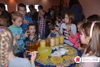 Akácméz és virágméz mellett csokis, földimogyorós és mogyorós mézet is kóstolhattak a gyerekek (Kazinczy Paszterkó Diana felvétele)
