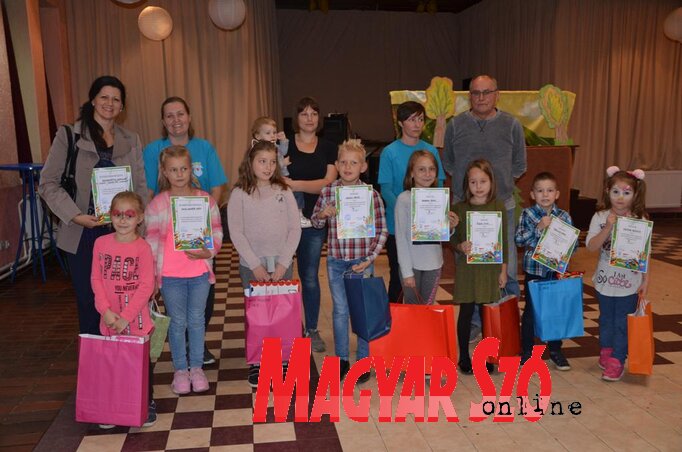 A 2019-es rajzpályázat díjazottai a szervezőkkel (Kazinczy Paszterkó Diana felvétele) A 2019-es rajzpályázat díjazottai a szervezőkkel (Kazinczy Paszterkó Diana felvétele)