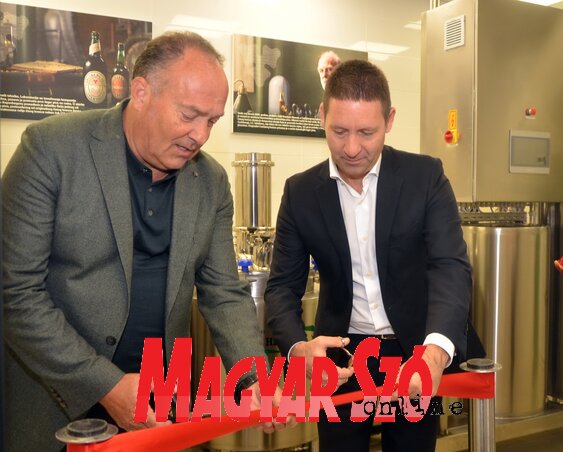 Mladen Šarčević és Vladimir Vava átvágja a szalagot Mladen Šarčević és Vladimir Vava átvágja a szalagot