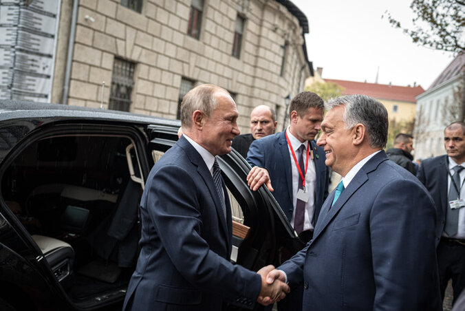 Putyin és Orbán kézfogása (MTI/Miniszterelnöki Sajtóiroda/Benko Vivien Cher) Putyin és Orbán kézfogása (MTI/Miniszterelnöki Sajtóiroda/Benko Vivien Cher)