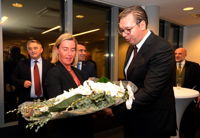 Mogherini virágot is kapott Vučićtól (Fotó: Beta) Mogherini virágot is kapott Vučićtól (Fotó: Beta)