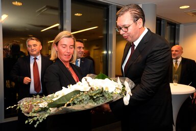 Mogherini virágot is kapott Vučićtól (Fotó: Beta)