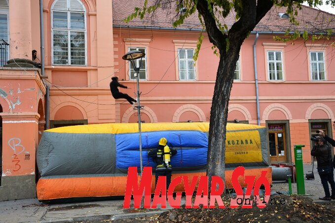Légpárnás menekítés (Fotó: Fekete J. József) Légpárnás menekítés (Fotó: Fekete J. József)