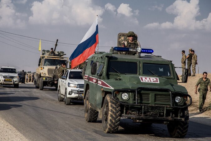Orosz felügyelet alatt vonulnak vissza a kurd erők a török–szír határ közelében (Fotó: AP via Beta)