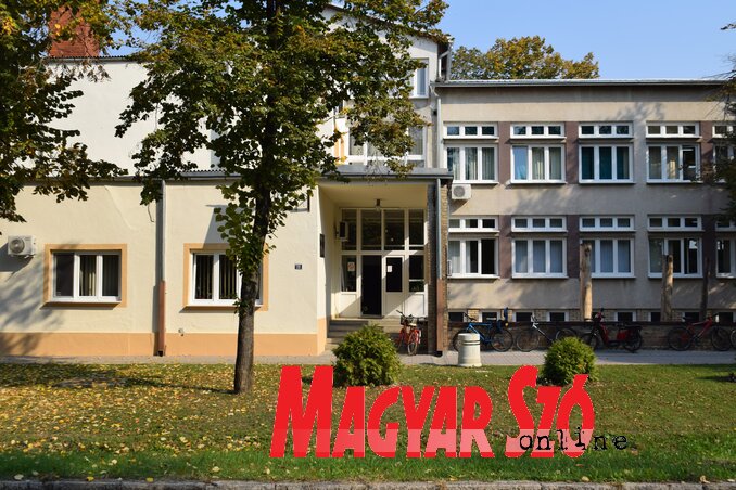 A közelmúltban az épület homlokzatának egy részét is sikerült felújítani (Máriás Endre felvétele) A közelmúltban az épület homlokzatának egy részét is sikerült felújítani (Máriás Endre felvétele)