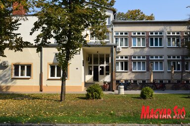 A közelmúltban az épület homlokzatának egy részét is sikerült felújítani (Máriás Endre felvétele)