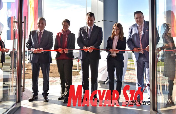 Bogdan Laban, Leonie Reimers, Igor Mirović, Evamaria Boll-Scholte van Mast és Daniel Spehar átvágják a szalagot Bogdan Laban, Leonie Reimers, Igor Mirović, Evamaria Boll-Scholte van Mast és Daniel Spehar átvágják a szalagot