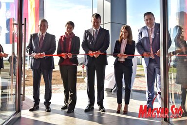 Bogdan Laban, Leonie Reimers, Igor Mirović, Evamaria Boll-Scholte van Mast és Daniel Spehar átvágják a szalagot