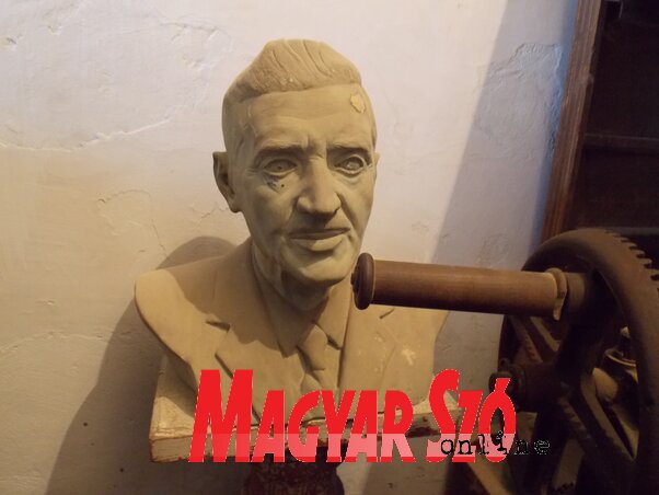 Kapás Sándor mellszobra. Az alkotást Tóth István világhírű zentai származású szobrászművész készítette (Fotó: Horváth Zsolt) Kapás Sándor mellszobra. Az alkotást Tóth István világhírű zentai származású szobrászművész készítette (Fotó: Horváth Zsolt)