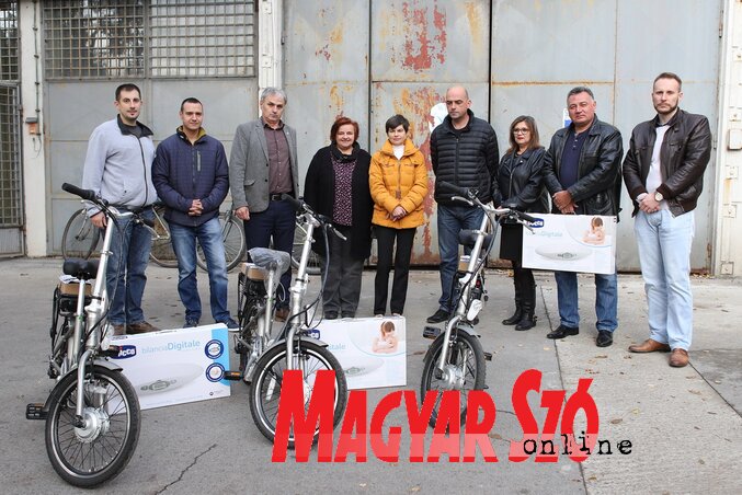 Az elektromos kerékpárok és babamérlegek átadása (Lakatos János felvétele)