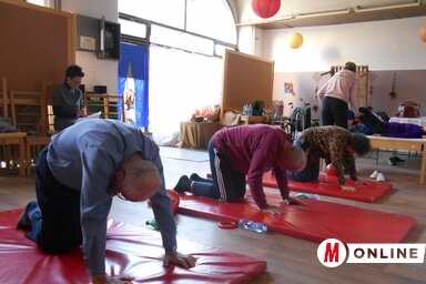 Hallgatók segítik a konduktorok munkáját (Gruik Zsuzsa felvétele)