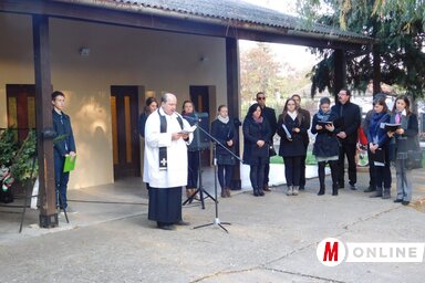 Óbecsén a kopjafánál hajtottak fejet az áldozatok emléke előtt (Fotó: Ricz Róbert)
