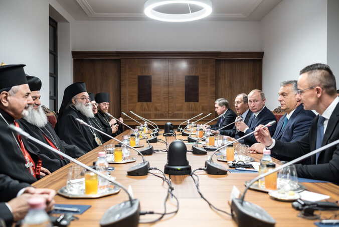 A magyar kormány által szervezett találkozó az üldözött közel-keleti keresztény egyházak vezetőivel október 30-án Budapesten, melyen Orbán Viktor és Szijjártó Péter mellett orosz részről Vlagyimir Putyin elnök és Szergej Lavrov külügyminiszter is részt vett (Fotó: MTI)