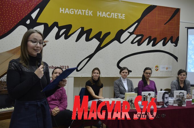 Vastag Gazsó Hargita köszönti az est vendégeit és a közönséget (Fotó: Móricz Ildikó) Vastag Gazsó Hargita köszönti az est vendégeit és a közönséget (Fotó: Móricz Ildikó)
