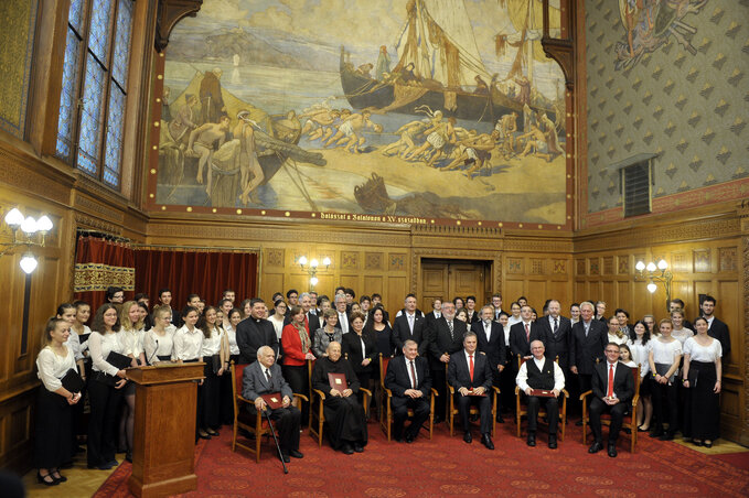 A díjazottak csoportképe a Mindszenty-emlékérmek átadásán az Országház Vadásztermében (Fotó:MTI)