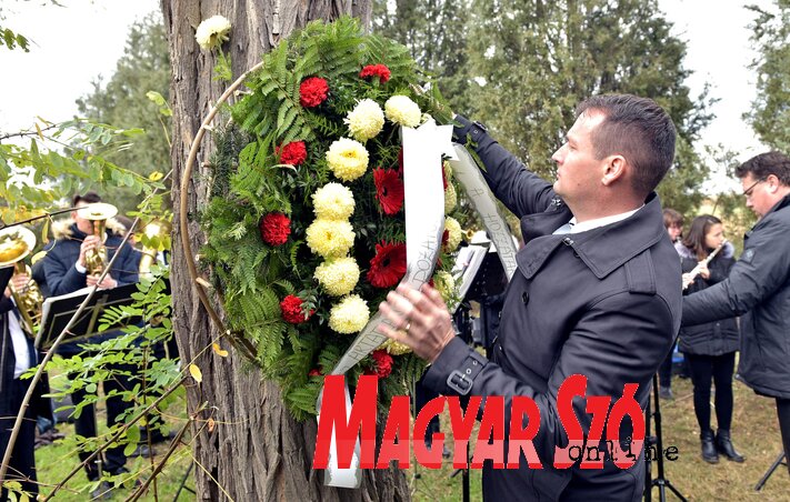 Fremond Árpád, a VMSZ alelnöke elhelyezi az emlékezés virágait (Gergely Árpád felvétele)