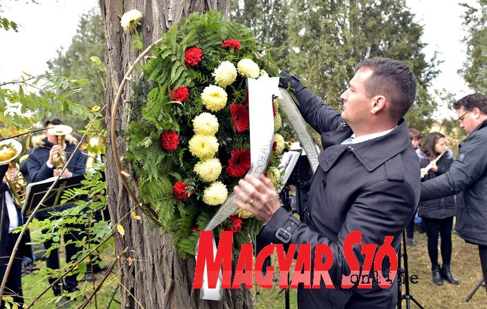 Fremond Árpád, a VMSZ alelnöke elhelyezi az emlékezés virágait (Gergely Árpád felvétele) Fremond Árpád, a VMSZ alelnöke elhelyezi az emlékezés virágait (Gergely Árpád felvétele)