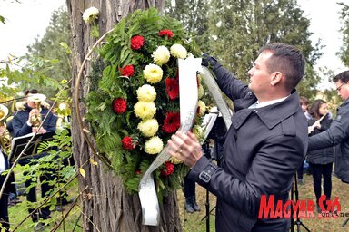 Fremond Árpád, a VMSZ alelnöke elhelyezi az emlékezés virágait (Gergely Árpád felvétele)