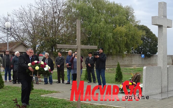 Gusztony András elhelyezi az önkormányzat koszorúját a járeki láger magyar áldozatainak emlékkeresztjénél (Góbor Béla felvétele)