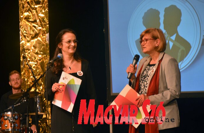 Krnács Erika és Szabó-Hangya Teréz műsorvezetők Krnács Erika és Szabó-Hangya Teréz műsorvezetők