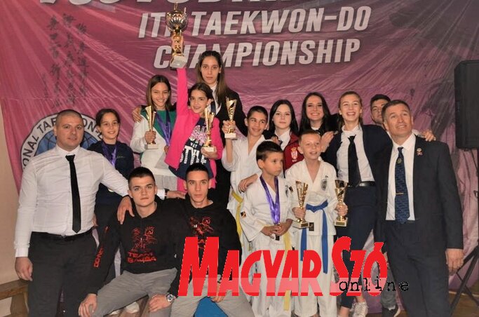 Az 5. Vajdaság Open kupagyőztese, a bajsai Taekwondoklub kis harcosai az edzőkkel (Kazinczy Paszterkó Diana felvétele)