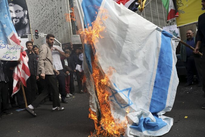 A teheráni tüntetésen „természetesen” az izraeli lobogót is ünnepélyesen elégették (Fotó: AP via Beta)