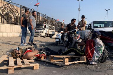 Barikádok és tiltakozók a bagdadi al-Rasíd úton (Fotó: AP via Beta)