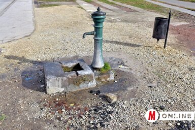 A Vasutas település jelképének számító kút (Fotó: Gergely Árpád)