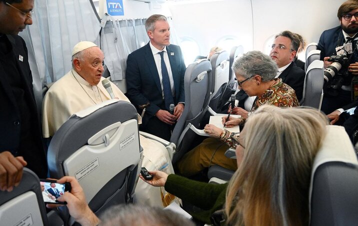 Ferenc pápa háromnapos magyarországi látogatását követően a pápai repülőn, útban Rómába, vasárnap este adott interjút (Fotó: AFP)