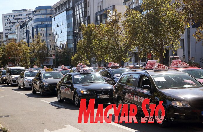 A tervezett, új szabályzatnak köszönhetően csökkenhet a feketéző taxisok száma a városban, és a bérfuvarozás legális keretek közé szorítható. A fotó a taxisok októberi, tiltakozó megmozdulásain készült (Ótos András felvétele)