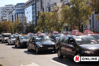 A tervezett, új szabályzatnak köszönhetően csökkenhet a feketéző taxisok száma a városban, és a bérfuvarozás legális keretek közé szorítható. A fotó a taxisok októberi, tiltakozó megmozdulásain készült (Ótos András felvétele)