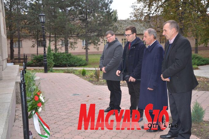 Tisztelgés a hősi halottak előtt Bácskossuthfalván (Kazinczy Paszterkó Diana felvétele) Tisztelgés a hősi halottak előtt Bácskossuthfalván (Kazinczy Paszterkó Diana felvétele)