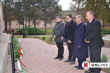 Tisztelgés a hősi halottak előtt Bácskossuthfalván (Kazinczy Paszterkó Diana felvétele)