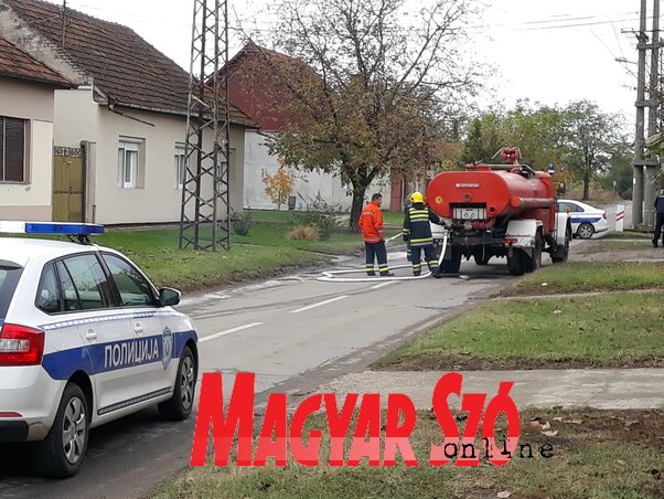A tűzoltók a vért mossák az útról (Homolya Horváth Ágnes felvétele)