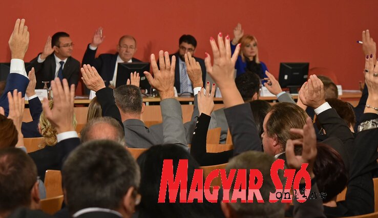 Megszavazták a költségvetési jelentést (Ótos András felvétele) Megszavazták a költségvetési jelentést (Ótos András felvétele)