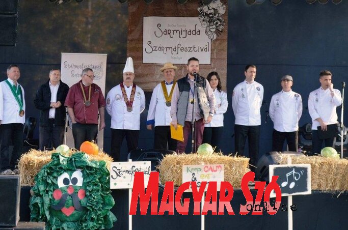 A megnyitó pillanatai: Tölgyesi Huba főszervező, Kislinder Gábor polgármester a zsűritagokkal (Fotó: Móricz Ildikó) A megnyitó pillanatai: Tölgyesi Huba főszervező, Kislinder Gábor polgármester a zsűritagokkal (Fotó: Móricz Ildikó)