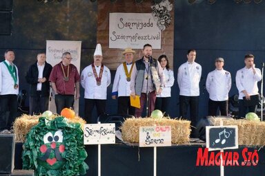 A megnyitó pillanatai: Tölgyesi Huba főszervező, Kislinder Gábor polgármester a zsűritagokkal (Fotó: Móricz Ildikó)