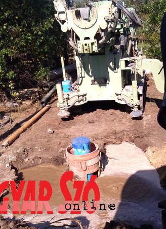 Az egyik új kút fúrásának munkálatai (Komgrad Kommunális Vállalat) Az egyik új kút fúrásának munkálatai (Komgrad Kommunális Vállalat)