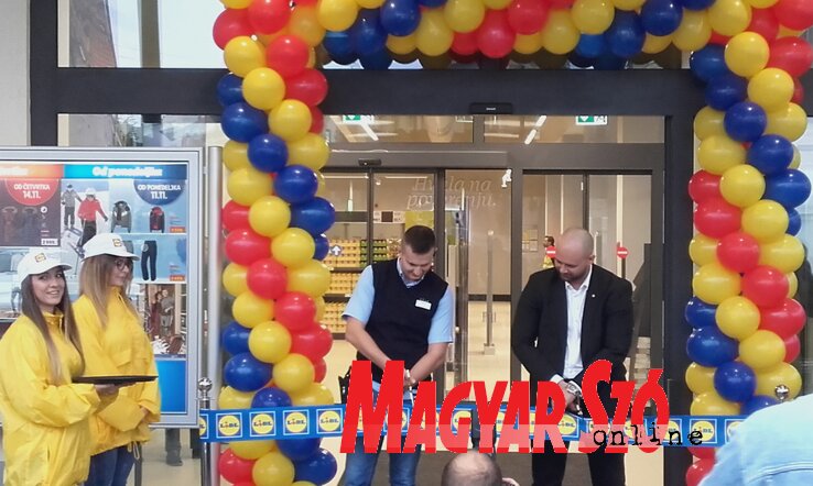 Nagy volt az érdeklődés az új bevásárlóközpont iránt, de mégsem akkora, mint amekkora az első, újvidéki LIDL üzlet megnyitóját kísérte (Fúró Dénes felvétele) Nagy volt az érdeklődés az új bevásárlóközpont iránt, de mégsem akkora, mint amekkora az első, újvidéki LIDL üzlet megnyitóját kísérte (Fúró Dénes felvétele)