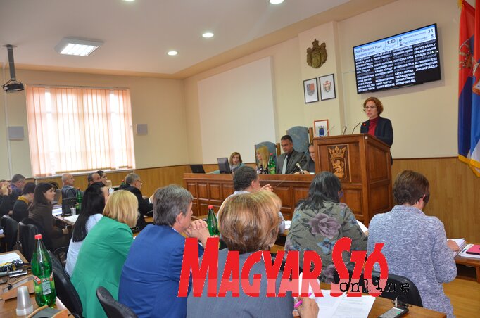 Góli Kornélia ismerteti a Szabadkai Regionális Hulladéktároló munkáját a topolyai képviselők előtt (Kazinczy Paszterkó Diana felvétele) Góli Kornélia ismerteti a Szabadkai Regionális Hulladéktároló munkáját a topolyai képviselők előtt (Kazinczy Paszterkó Diana felvétele)