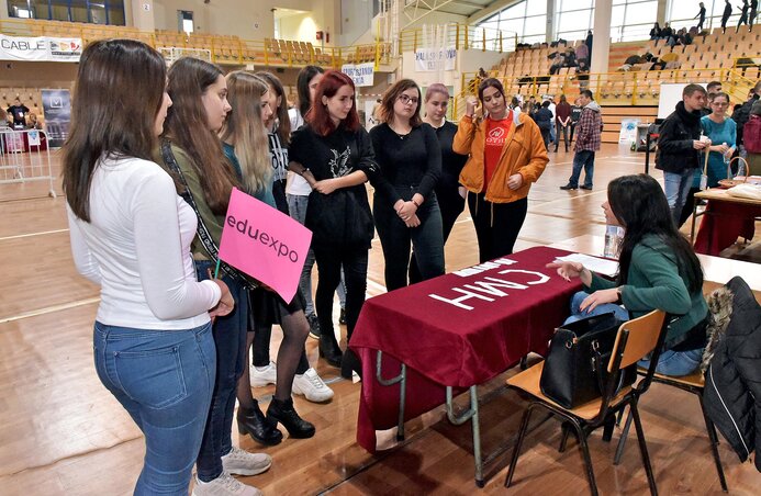 A fiatalok lelkesen érdeklődtek az intézmények és szervezetek kínálata iránt (Gergely Árpád felvétele)