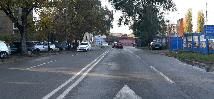 Az 550 méter hosszú Marko Miljanov utcában hamarosan felújítják az úttestet, valamint járdákat, parkolókat, kerékpárutat alakítanak ki (Ótos András felvétele)