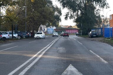 Az 550 méter hosszú Marko Miljanov utcában hamarosan felújítják az úttestet, valamint járdákat, parkolókat, kerékpárutat alakítanak ki (Ótos András felvétele)