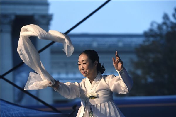 Li Ton Szu táncművész fellépése a Hősök terén tartott rendezvényen (Fotó: MTI)