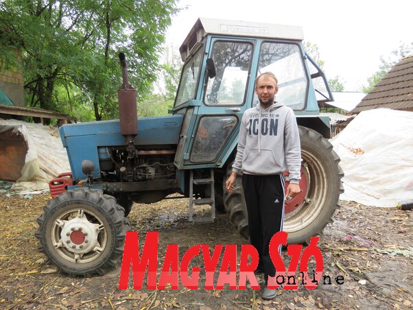 Erdélyi Géza az egyik palacsintaillatú traktornál (Csincsik Zsolt felvétele)