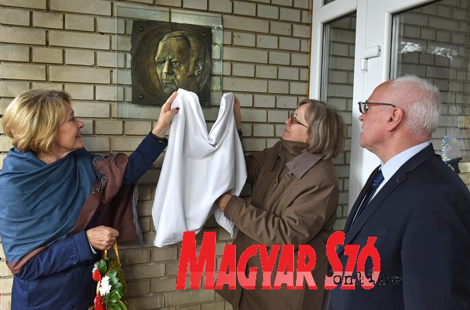 Ökrész Rozália, Molnár Krekity Olga és Hajnal Jenő az emléktáblánál (Ótos András felvétele) Ökrész Rozália, Molnár Krekity Olga és Hajnal Jenő az emléktáblánál (Ótos András felvétele)