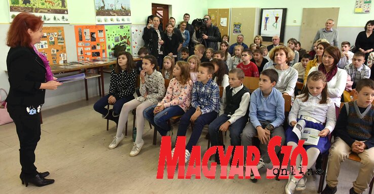 Varjú Márta főszerkesztő a versek ismeretének fontosságáról beszélt (Ótos András felvétele) Varjú Márta főszerkesztő a versek ismeretének fontosságáról beszélt (Ótos András felvétele)